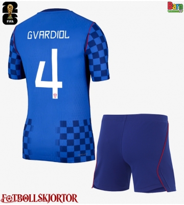 Kroatien Josko Gvardiol #4 Borta Kläder Barn VM 2026 Kortärmad (+ Korta byxor)